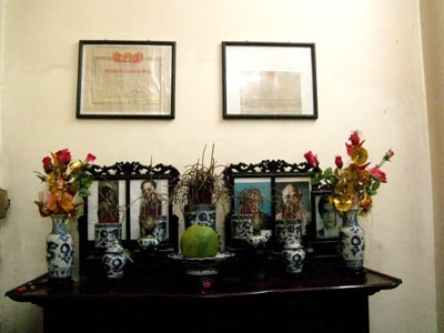 Bàn thờ LS Nguyễn Văn Luyện.