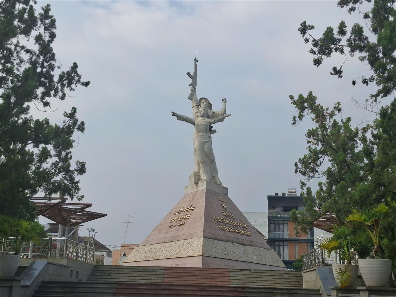 Tượng đài Chiến thắng Long Khánh.