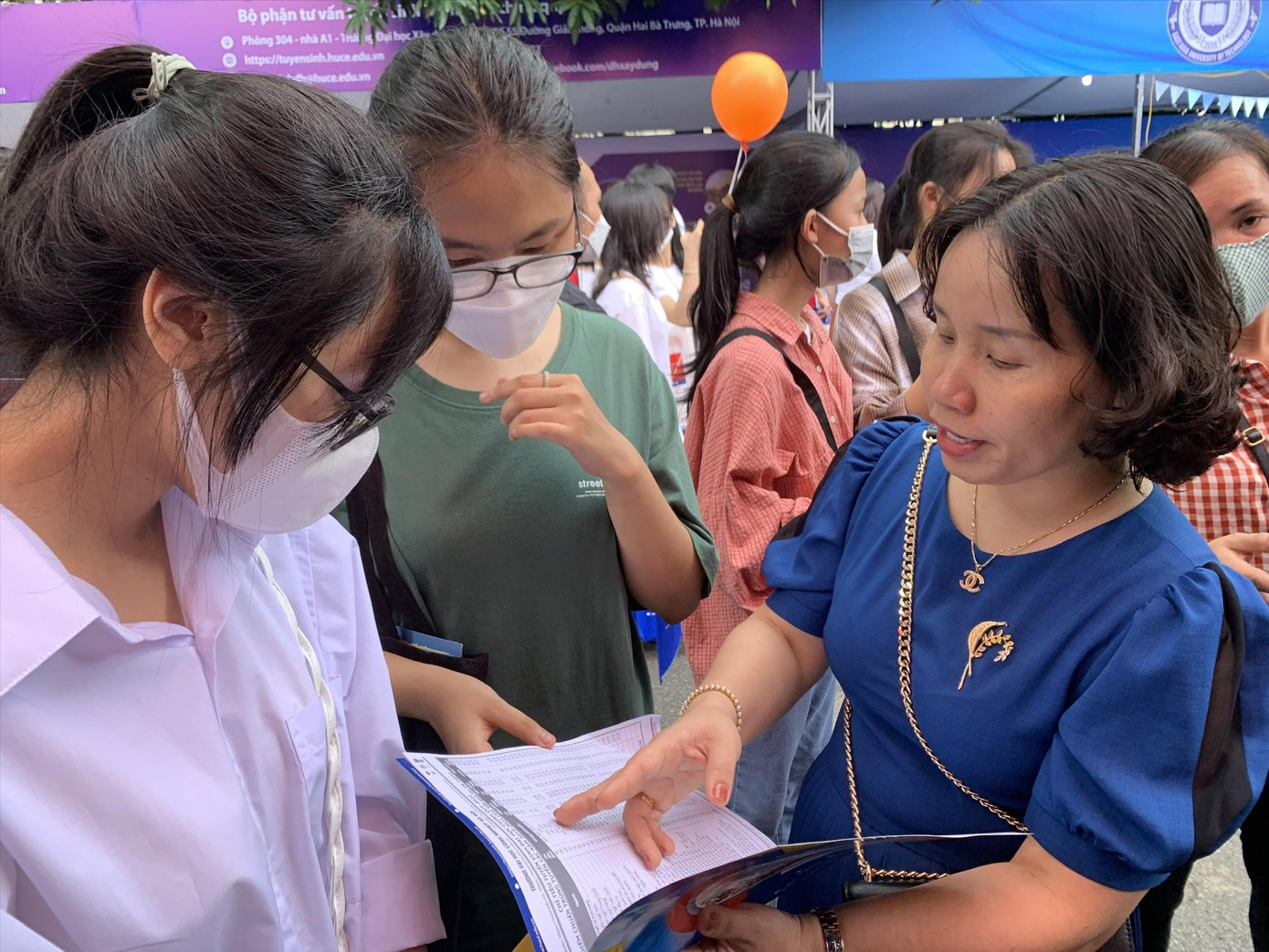 Thí sinh chú ý đến điều kiện đủ khi tham gia xét tuyển bằng chứng chỉ ngoại ngữ. Ảnh: Nghiêm Huê