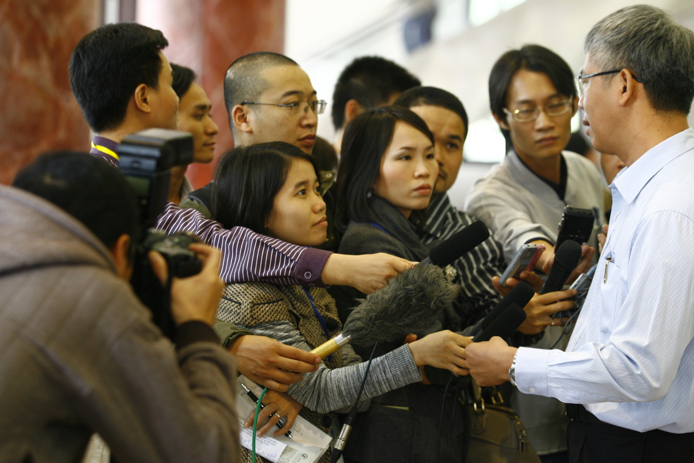 PV tác nghiệp tại Quốc hội. Ảnh: Hồng Vĩnh