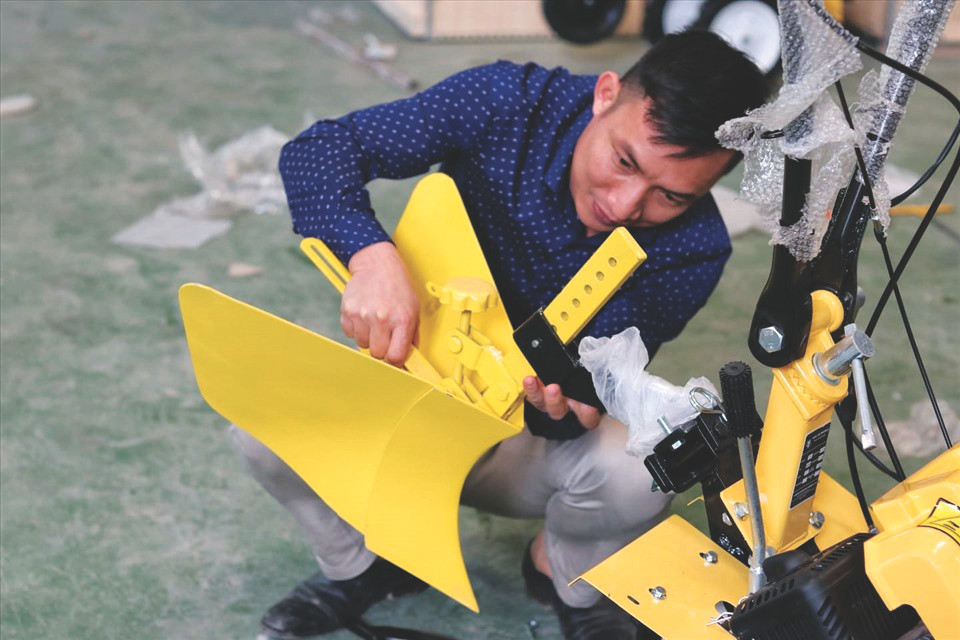 Tạ Đình Huy luôn tìm tòi sáng chế ra các máy nông nghiệp với nhiều chức năng