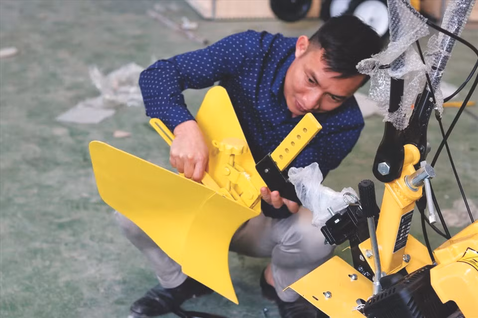 Tạ Đình Huy luôn tìm tòi sáng chế ra các máy nông nghiệp với nhiều chức năng