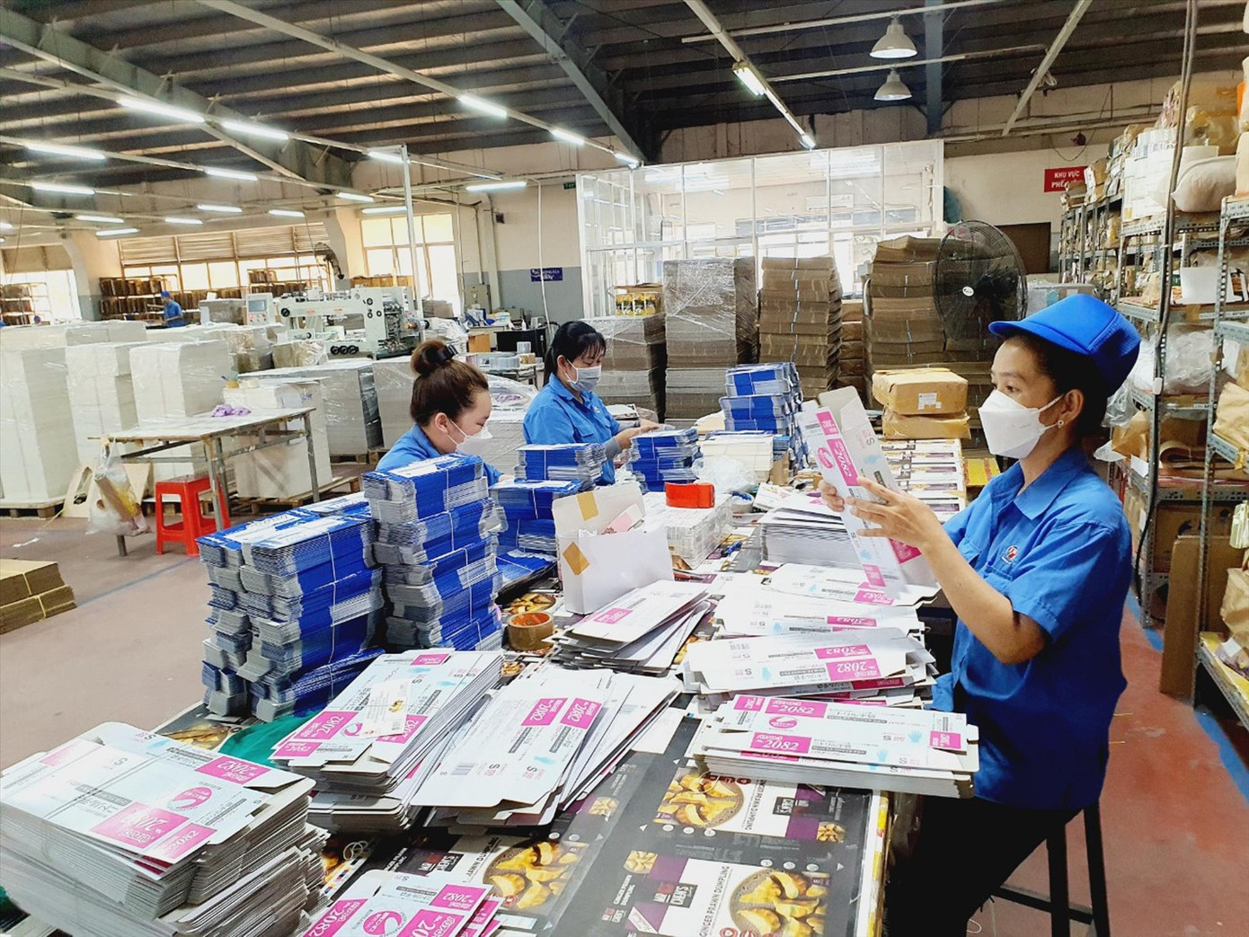 Dù gặp nhiều khó khăn nhưng DN vẫn cố gắng đảm bảo đời sống công nhân (ảnh tại Cty In số 7) ảnh: U.P Dù gặp nhiều khó khăn nhưng DN vẫn cố gắng đảm bảo đời sống công nhân (ảnh tại Cty In số 7) ảnh: U.P