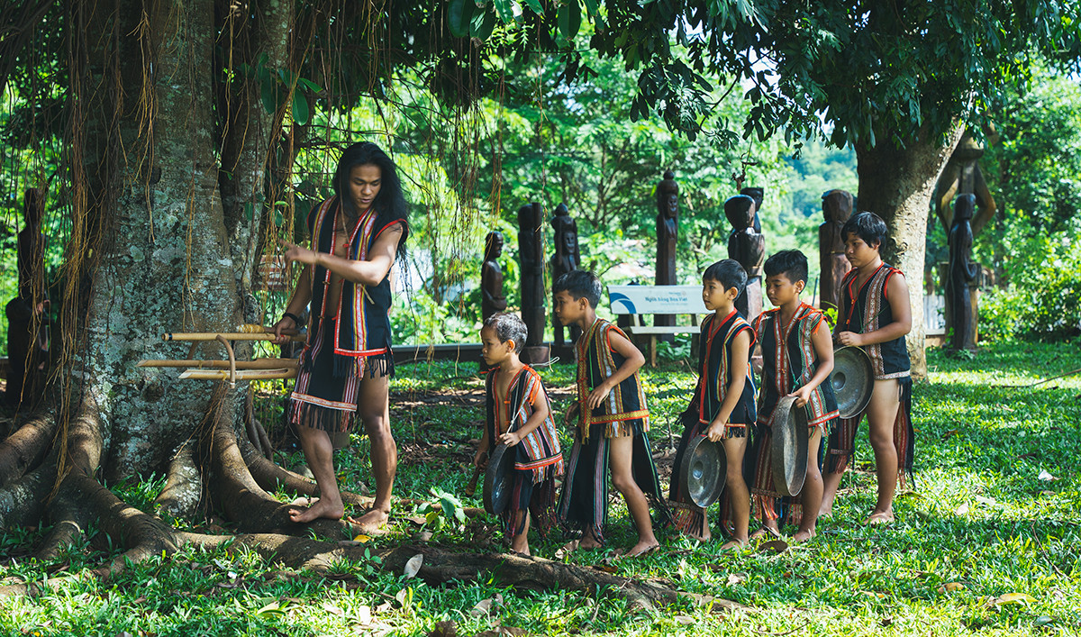 R’cơm Bus dạy đánh cồng chiêng cho các em nhỏ trong làng R’cơm Bus dạy đánh cồng chiêng cho các em nhỏ trong làng