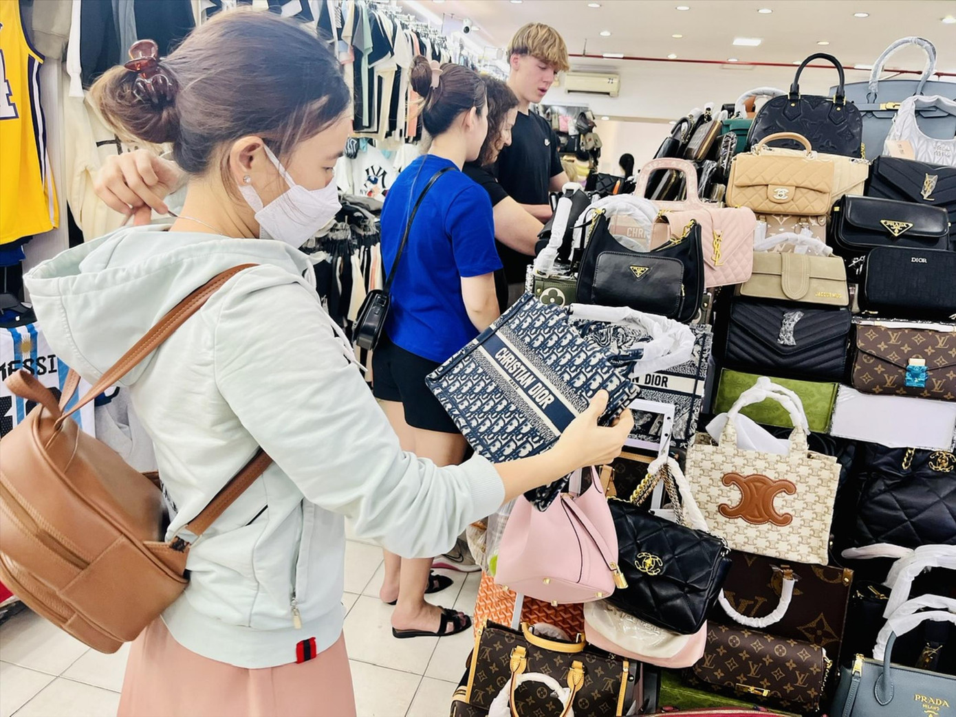 Hàng giả, hàng nhái thương hiệu giá rẻ bèo bán công khai tại Saigon Square. Ảnh: U.P