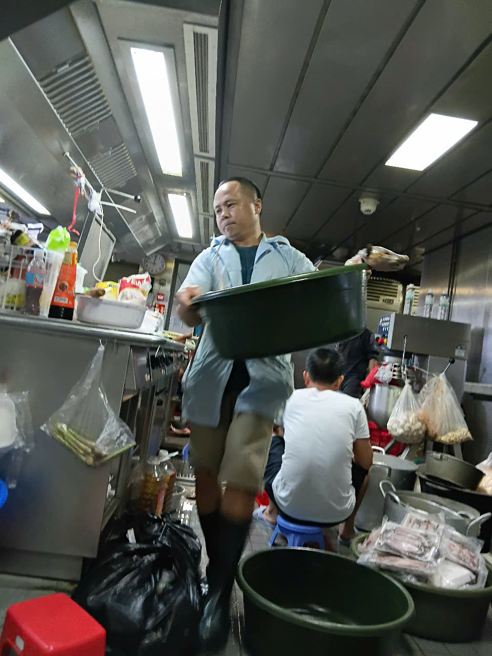 Bếp trưởng Trần Đăng Khoa có kinh nghiệm theo tàu 3 năm nhưng ngoài Trường Sa, anh chưa một lần được biết Cô Lin, Len Đao, Đá Tây... có hình dạng như thế nào, bởi những lúc đoàn lên đảo, anh đều phải trực canh ở bếp Ảnh: Vũ Linh