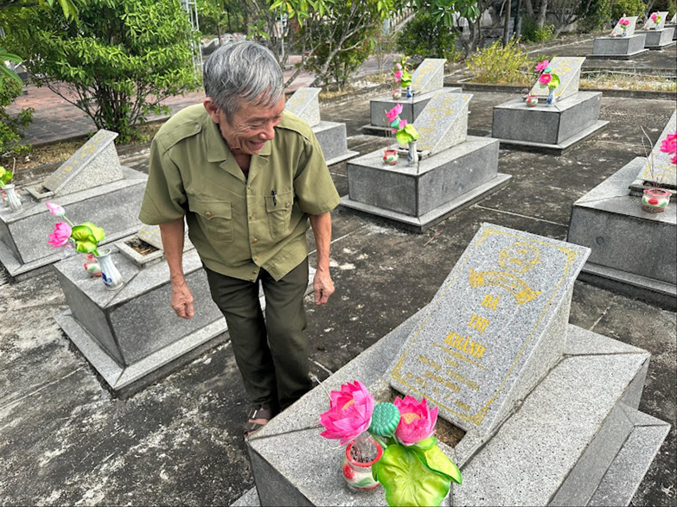 Bác Đinh Tân Tiến bên mộ phần của cô Hà Thị Khánh, người bạn cùng đơn vị Bác Đinh Tân Tiến bên mộ phần của cô Hà Thị Khánh, người bạn cùng đơn vị