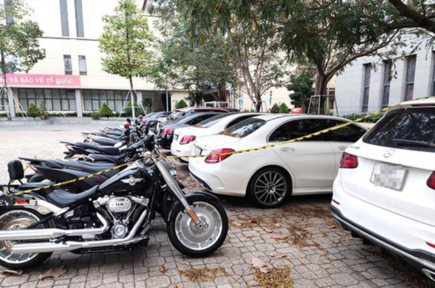 Nhiều ô tô, mô tô hạng sang của các đối tượng bị thu giữ Nhiều ô tô, mô tô hạng sang của các đối tượng bị thu giữ