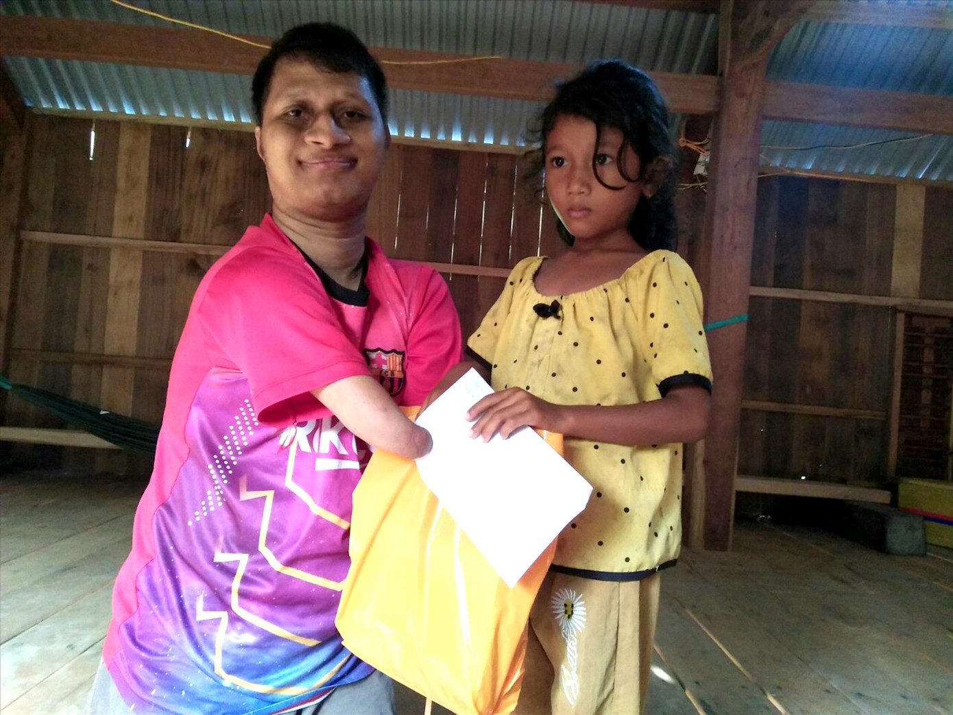 Anh Djruêng chuẩn bị quà để tặng các em học sinh nghèo