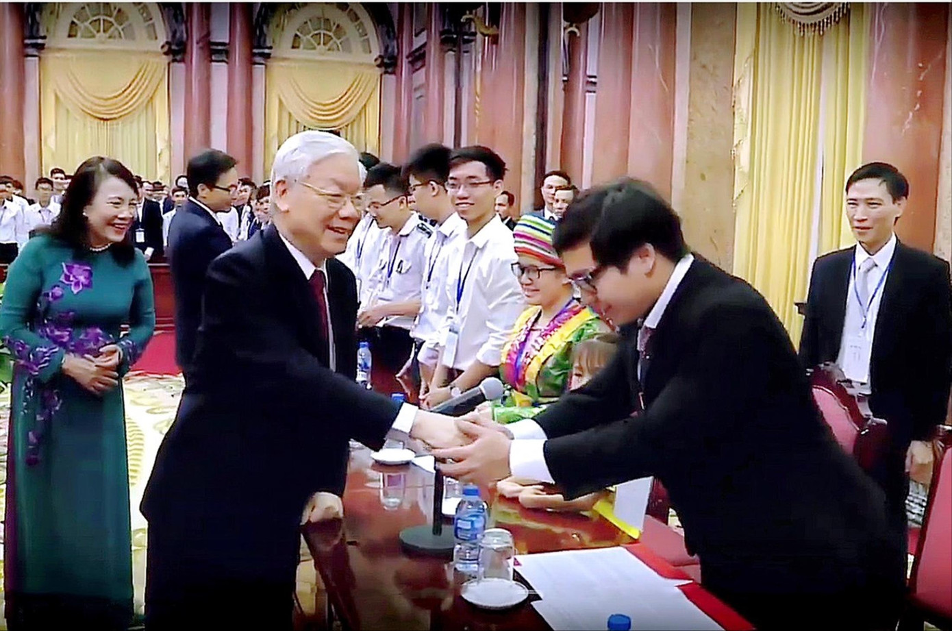 Tổng Bí thư Nguyễn Phú Trọng bắt tay Phạm Đức Anh (Ảnh: NVCC) Tổng Bí thư Nguyễn Phú Trọng bắt tay Phạm Đức Anh (Ảnh: NVCC)