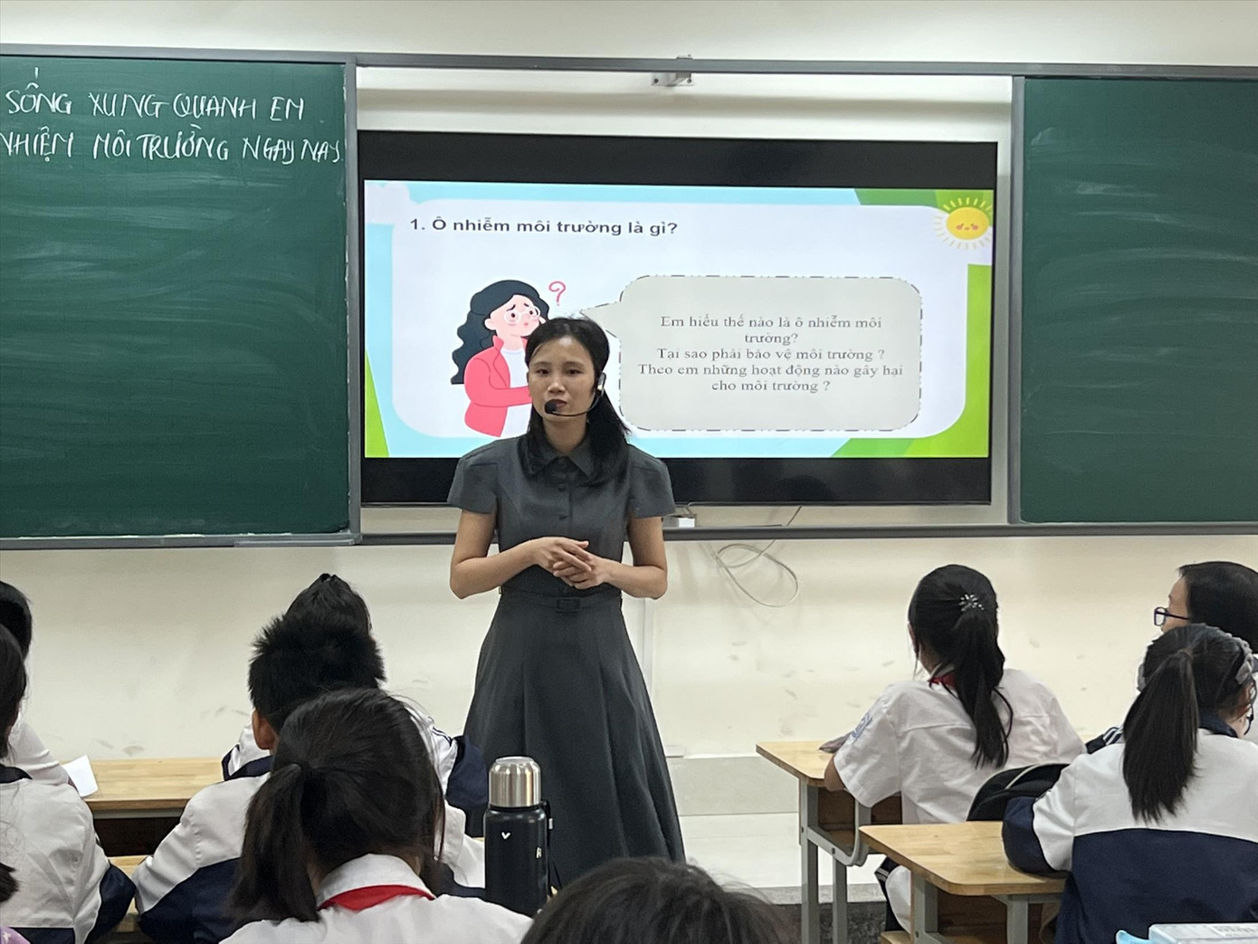 Giáo viên Hà Nội trong một giờ dạy học. Ảnh: Hà Linh