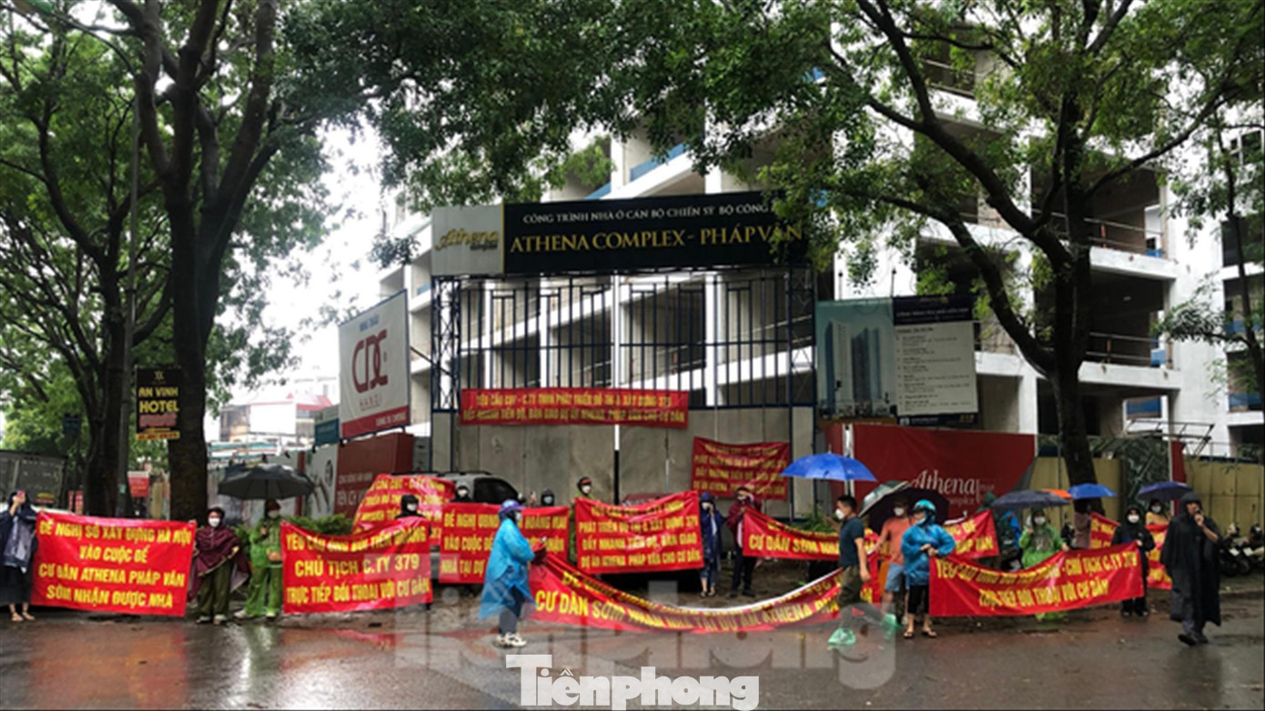 Người dân căng băng rôn đòi nhà tại dự án Athena Complex Pháp Vân