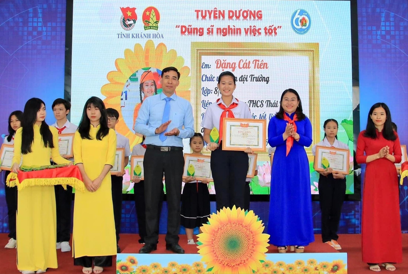 Em Đặng Cát Tiên được Tỉnh Đoàn Khánh Hòa tuyên dương “Dũng sĩ nghìn việc tốt”. Ảnh: NVCC