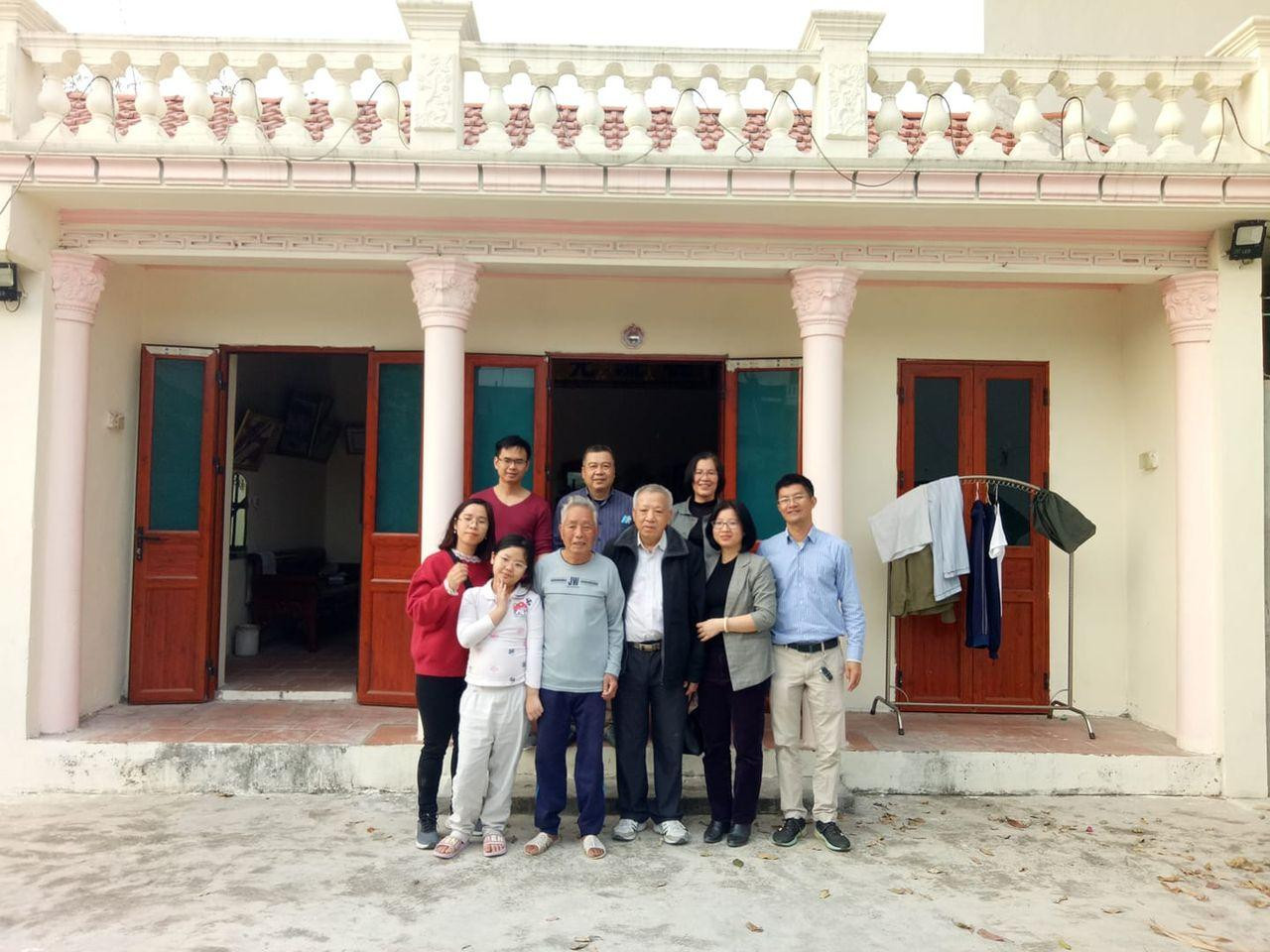 Một phần của đại gia đình Đại tá Trần Nhung (người đứng giữa) Một phần của đại gia đình Đại tá Trần Nhung (người đứng giữa)