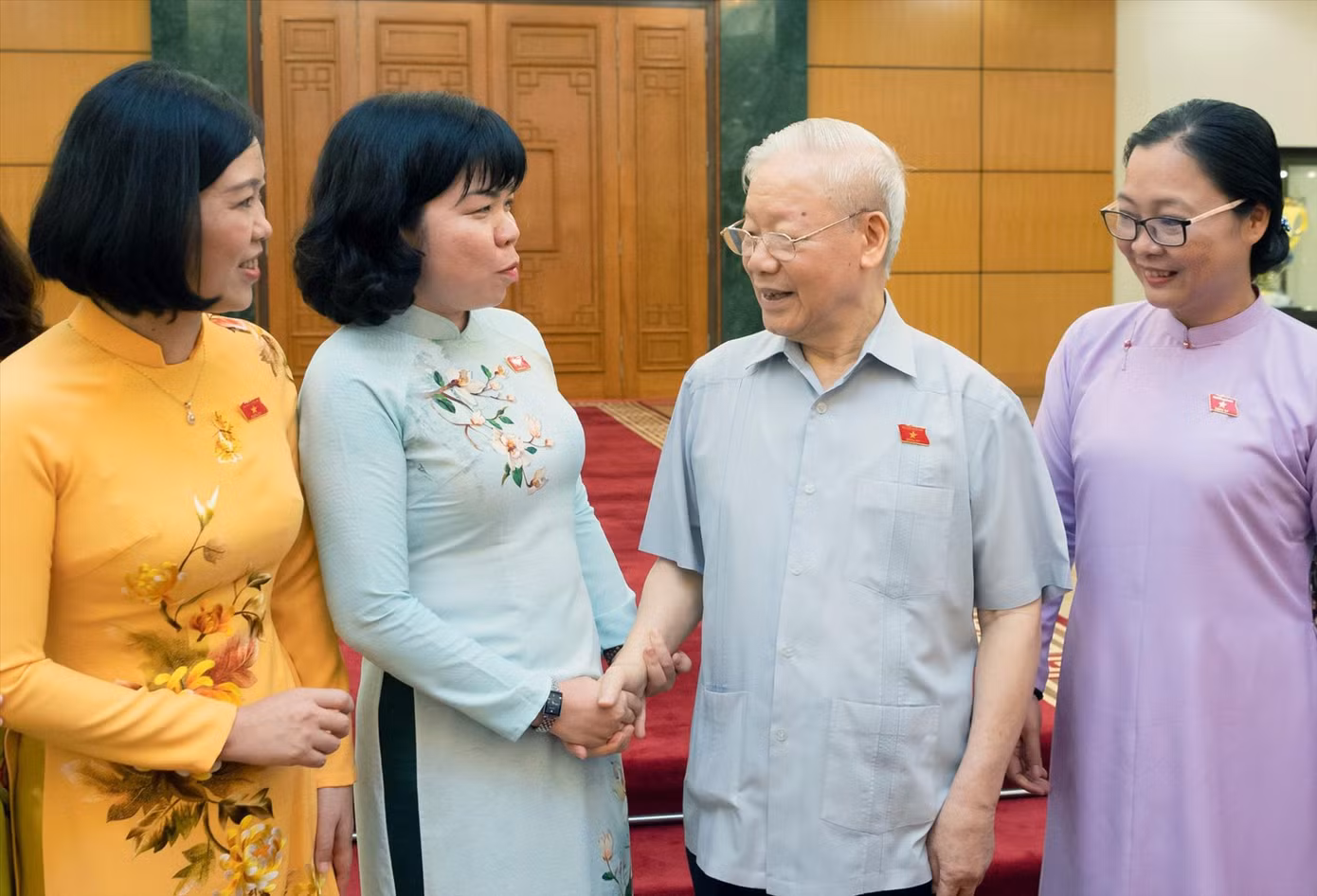 Nữ đại biểu Quốc hội Nguyễn Thị Ngọc Xuân (thứ 2 từ trái sang), vinh dự được gặp Tổng Bí thư Nguyễn Phú Trọng. Ảnh: NVCC