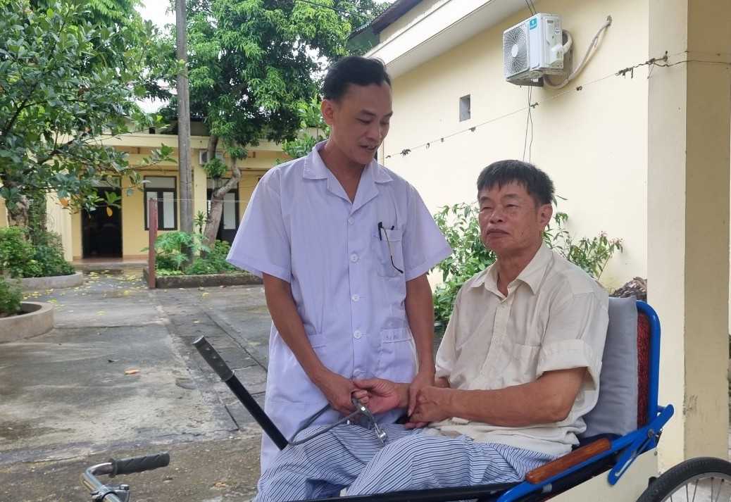 Bác sỹ Ngô Huy Phô động viên, chia sẻ cùng các chú thương binh