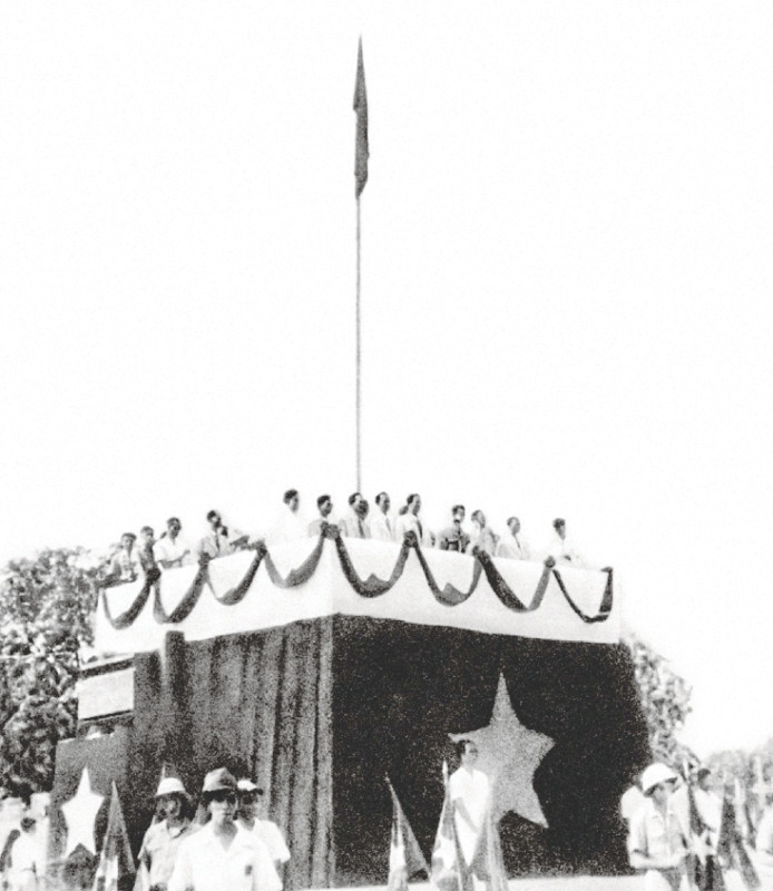 Trên lễ đài tại Quảng trường Ba Đình, Bác Hồ đọc bản Tuyên ngôn Độc lập.