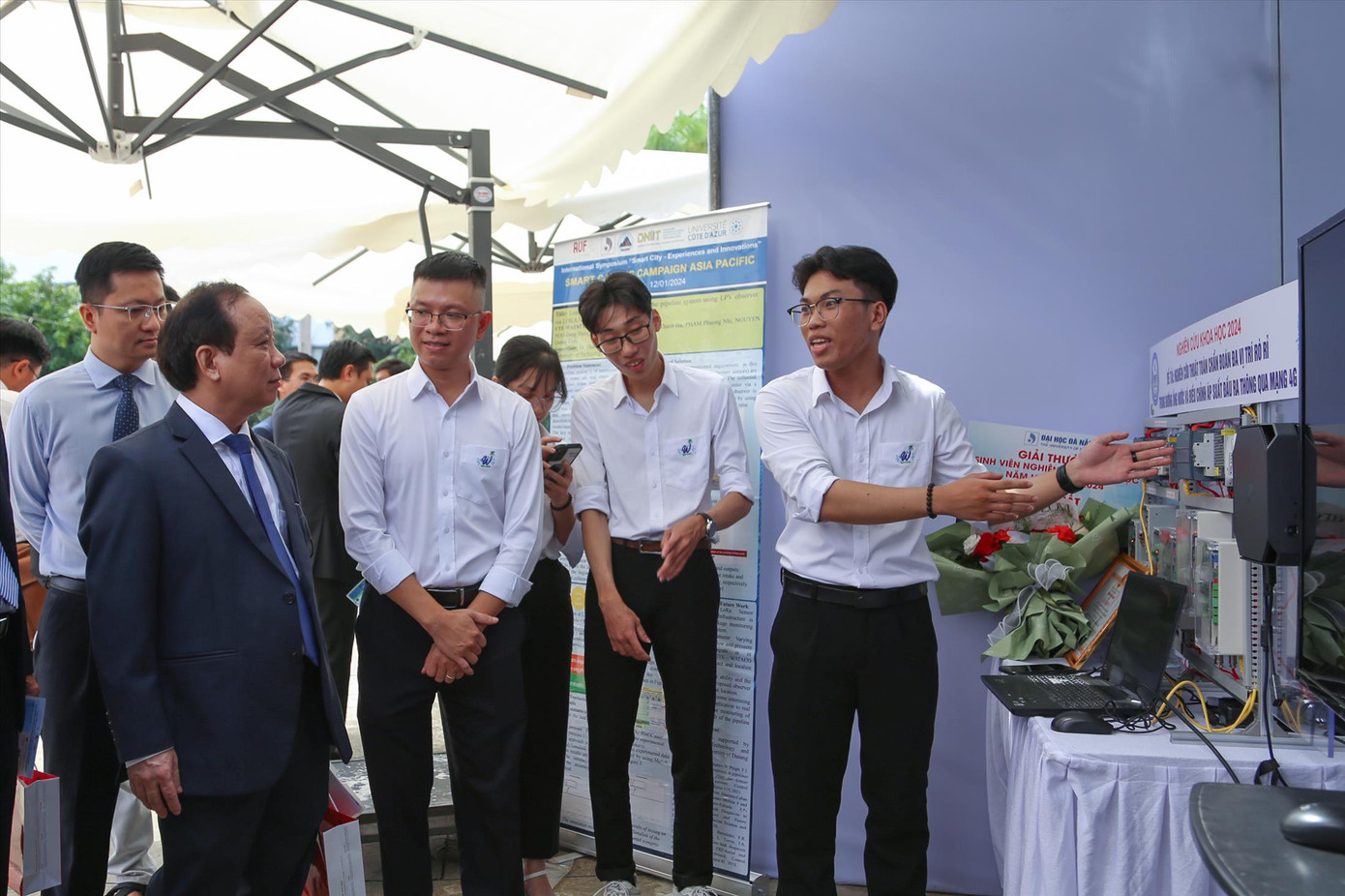 Nhóm nghiên cứu giới thiệu hệ thống “chẩn bệnh” đường ống tại Festival Sáng tạo trẻ năm 2024 của ĐH Đà Nẵng Ảnh: Giang Thanh Nhóm nghiên cứu giới thiệu hệ thống “chẩn bệnh” đường ống tại Festival Sáng tạo trẻ năm 2024 của ĐH Đà Nẵng Ảnh: Giang Thanh