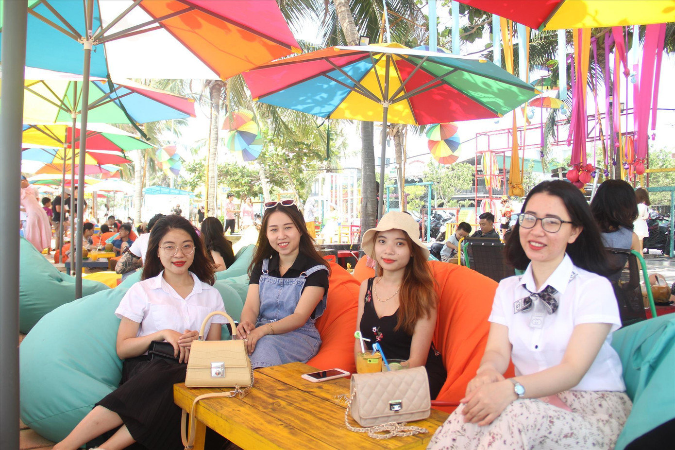 Bãi biển Đà Nẵng rực rỡ sắc màu, sôi động chào đón du khách Ảnh: T.T