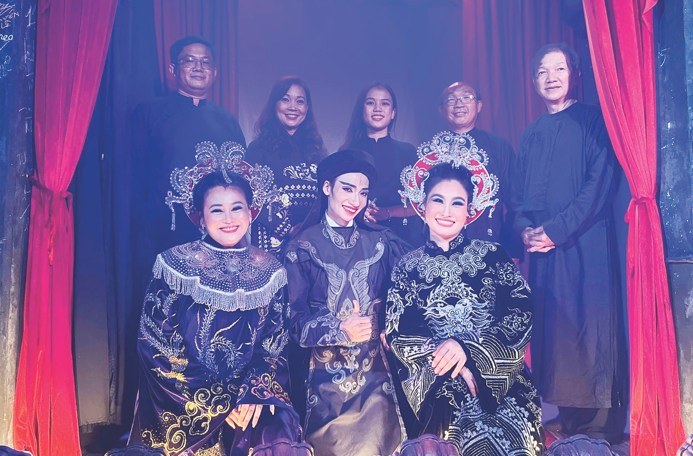 Ê- kíp thực hiện vở diễn “Dương Thái hậu” trên sân khấu Thiên Lý.