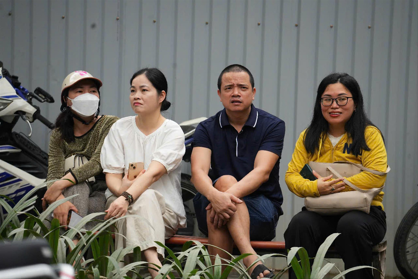 Nhiều phụ huynh chờ con đi thi. Ảnh: Hoàng Mạnh Thắng Nhiều phụ huynh chờ con đi thi. Ảnh: Hoàng Mạnh Thắng