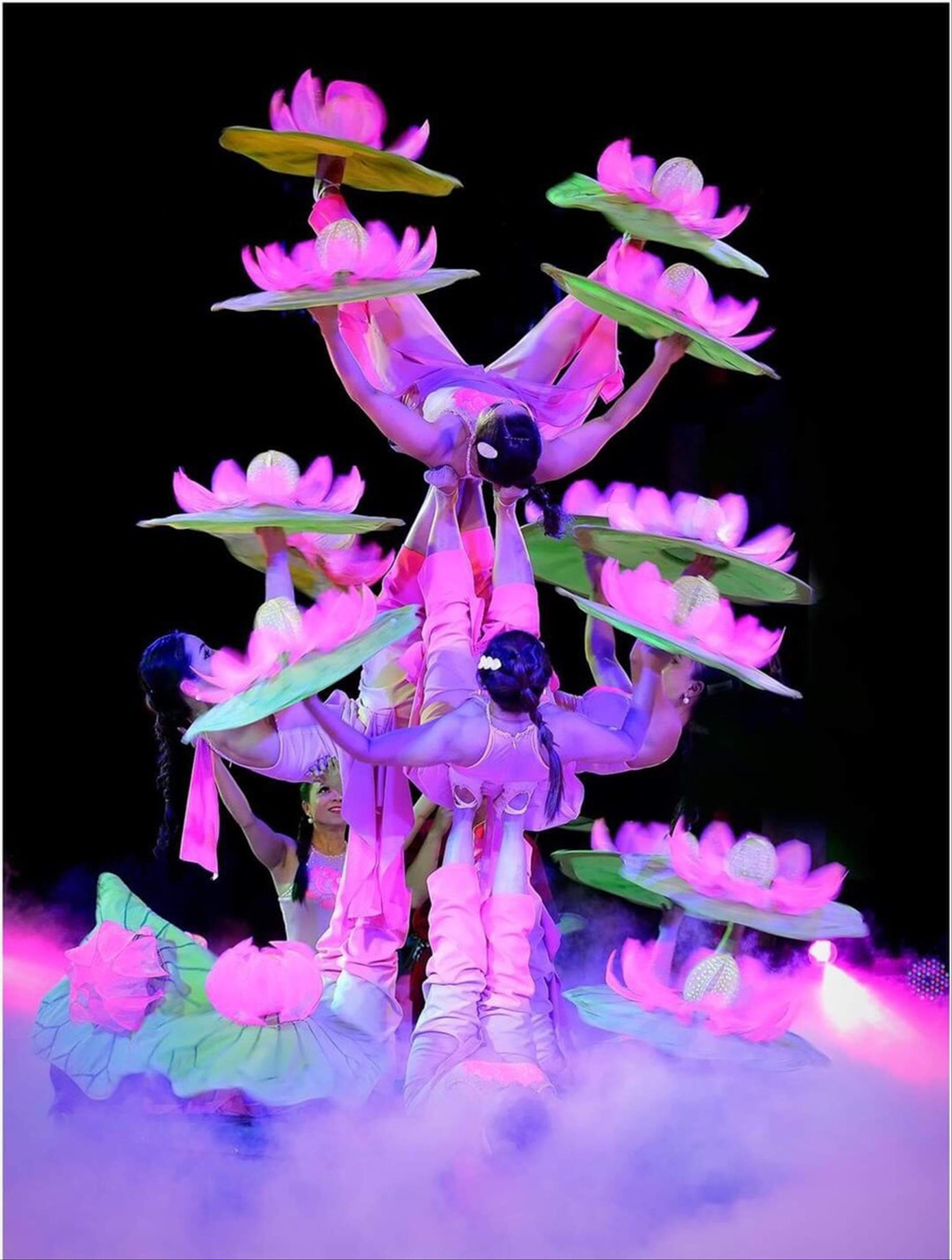 Trúc Vi tham gia tiết mục “Sắc sen” đoạt giải Nhất cuộc thi Tài năng xiếc toàn quốc năm 2021 Ảnh: NVCC