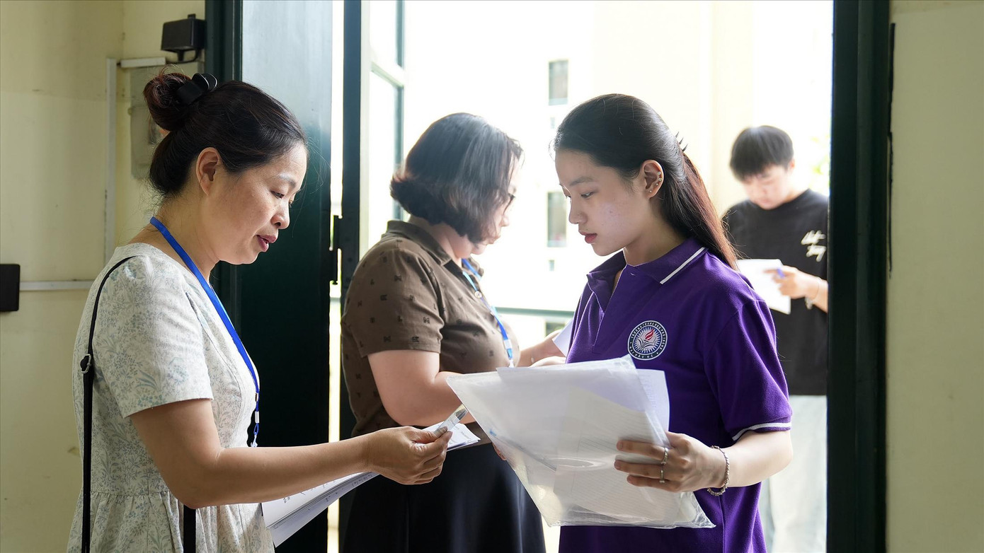 Thí sinh làm thủ tục dự thi chiều 26/6 tại Trường THPT Thăng Long, Hà Nội Ảnh: Mạnh Thắng Thí sinh làm thủ tục dự thi chiều 26/6 tại Trường THPT Thăng Long, Hà Nội Ảnh: Mạnh Thắng