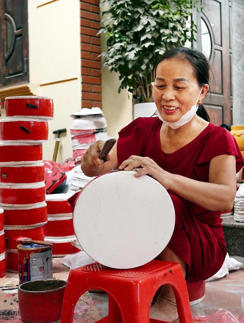 Bà Vũ Thị Thoàn làm trống ếch