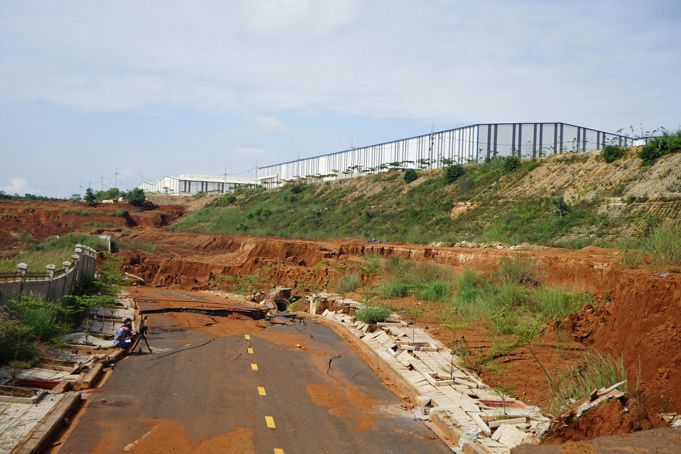 Khu vực bên ngoài Dự án xây dựng cơ sở hạ tầng Khu công nghiệp Nhân Cơ bị sụt lún