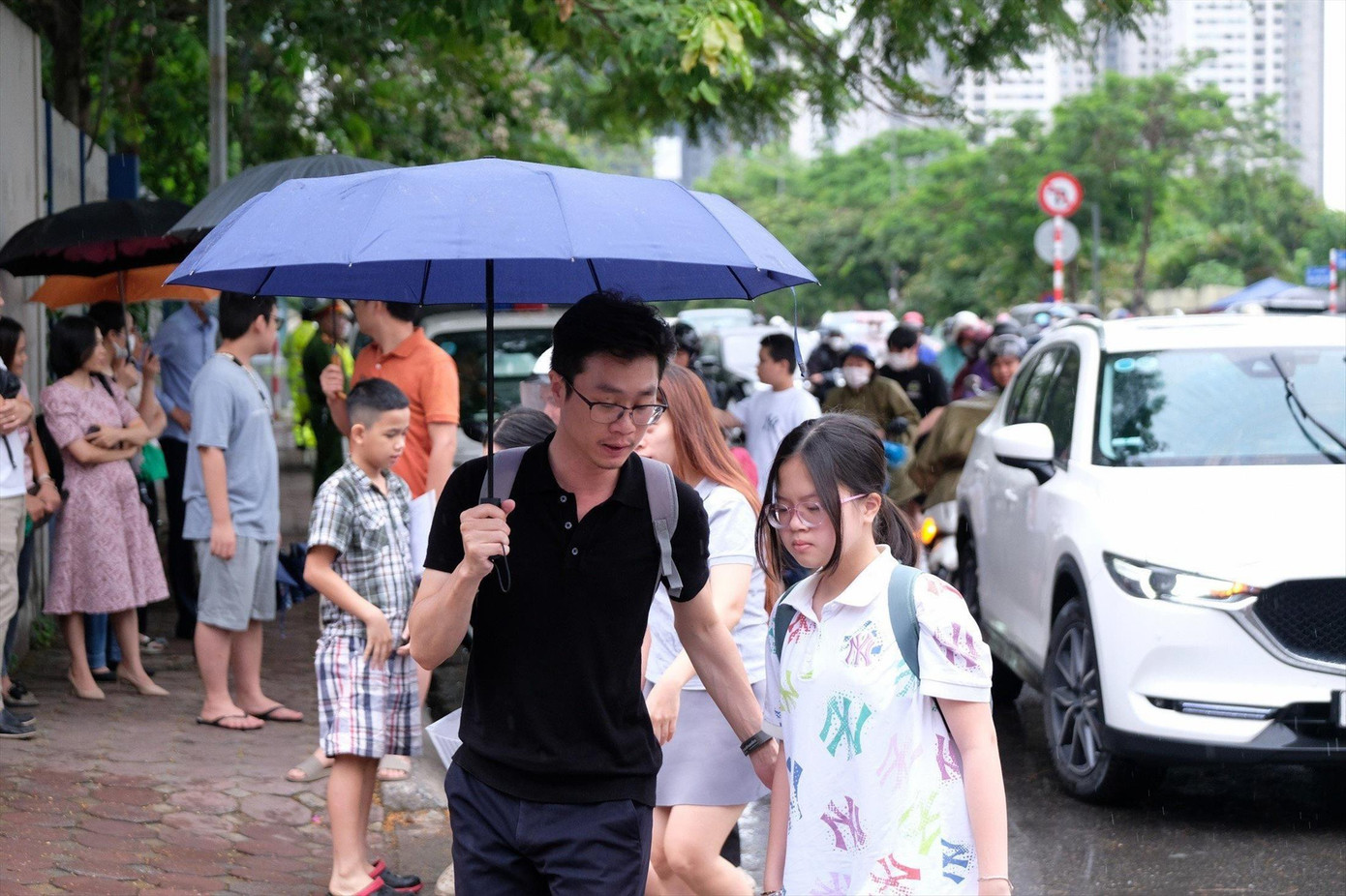 Phụ huynh đưa đón con trong kỳ thi vào lớp 6 trường THPT Hà Nội Amsterdam ảnh: Hoàng Mạnh Thắng