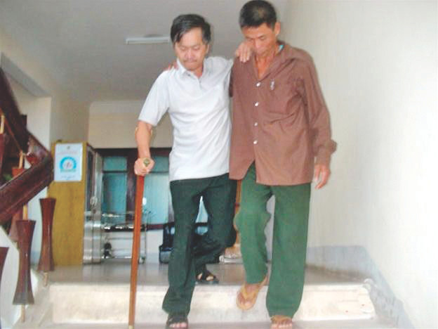 "Người hùng” Cao Tiến Mùi dìu Nguyễn Sỹ Lý (ảnh chụp năm 2006)