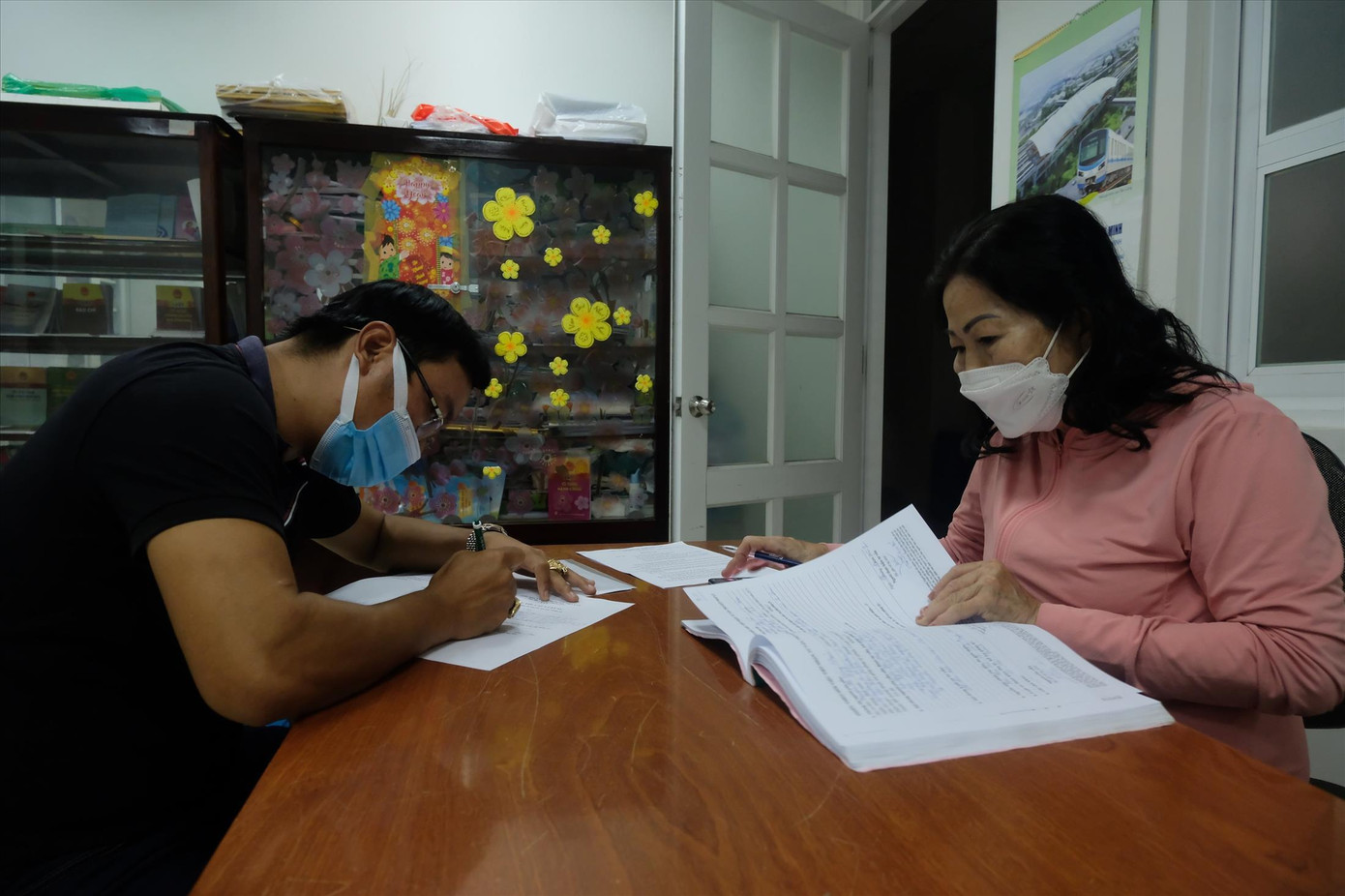 Ông Nguyễn Quang Vinh (bác ruột bé V.A làm việc với Hội Bảo vệ quyền trẻ em TPHCM