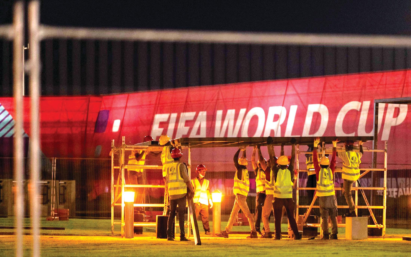 Các hạng mục phục vụ World Cup 2022 vẫn đang trong giai đoạn thi công. Ảnh: Telegraph