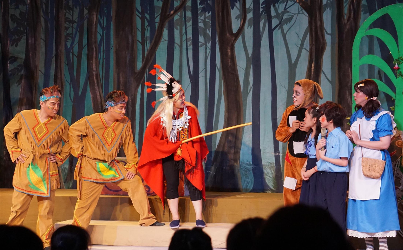 Kịch thiếu nhi Bộ lạc nanh trắng ăn khách tại sân khấu kịch 5B Kịch thiếu nhi Bộ lạc nanh trắng ăn khách tại sân khấu kịch 5B