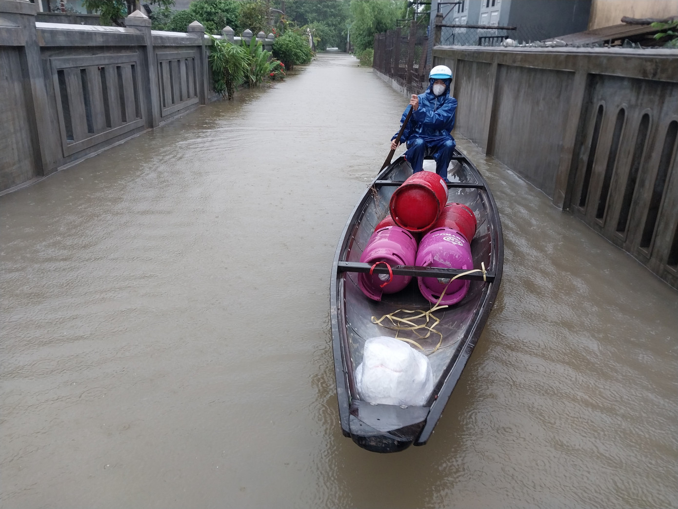 Người dân huyện Quảng Điền phải sử dụng ghe để vận chuyển nhu yếu phẩm. Ảnh: TTXVN