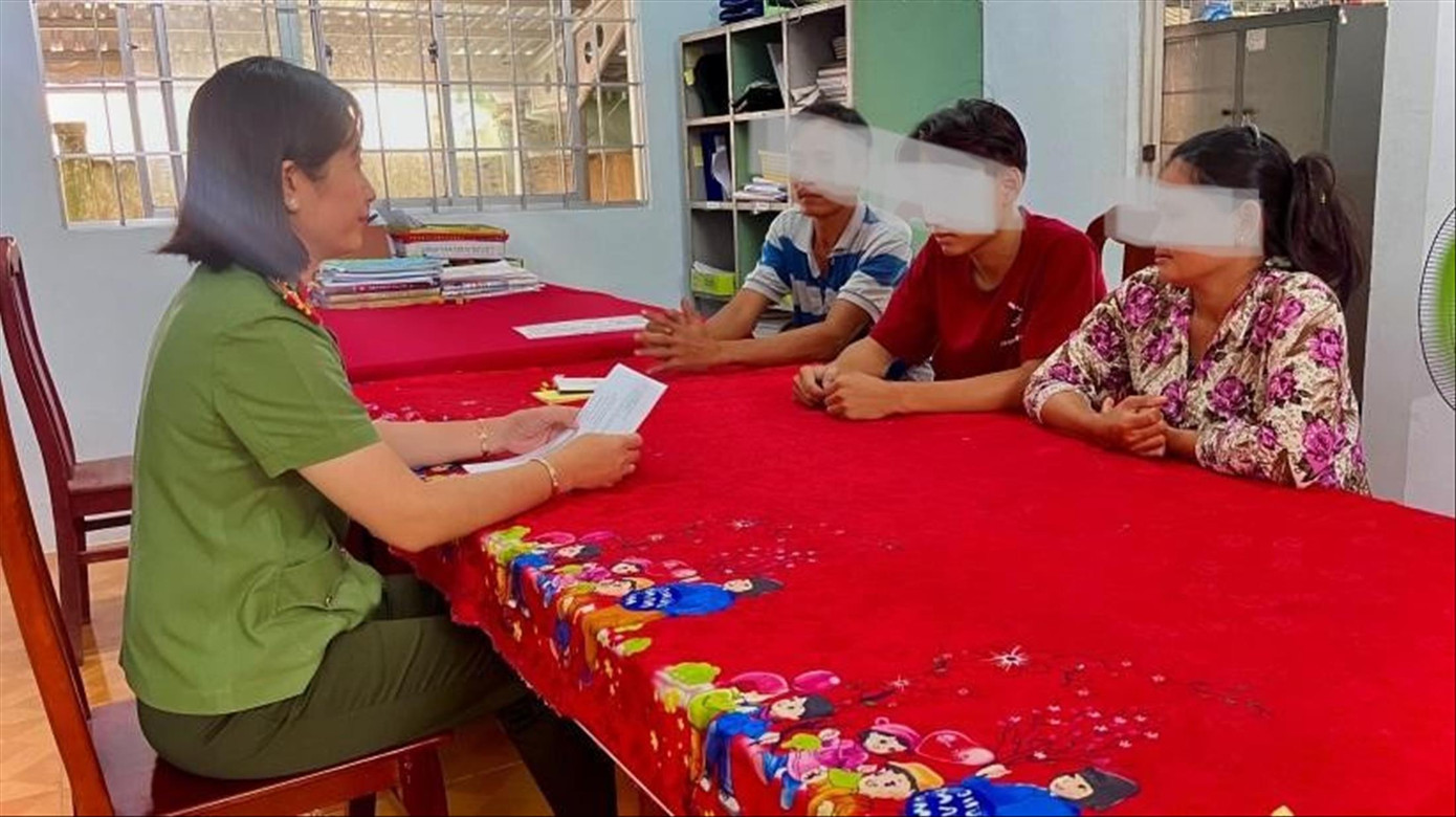 Gia đình em T.T.V đến trình báo cơ quan công an. Ảnh: Mộng Tuyền