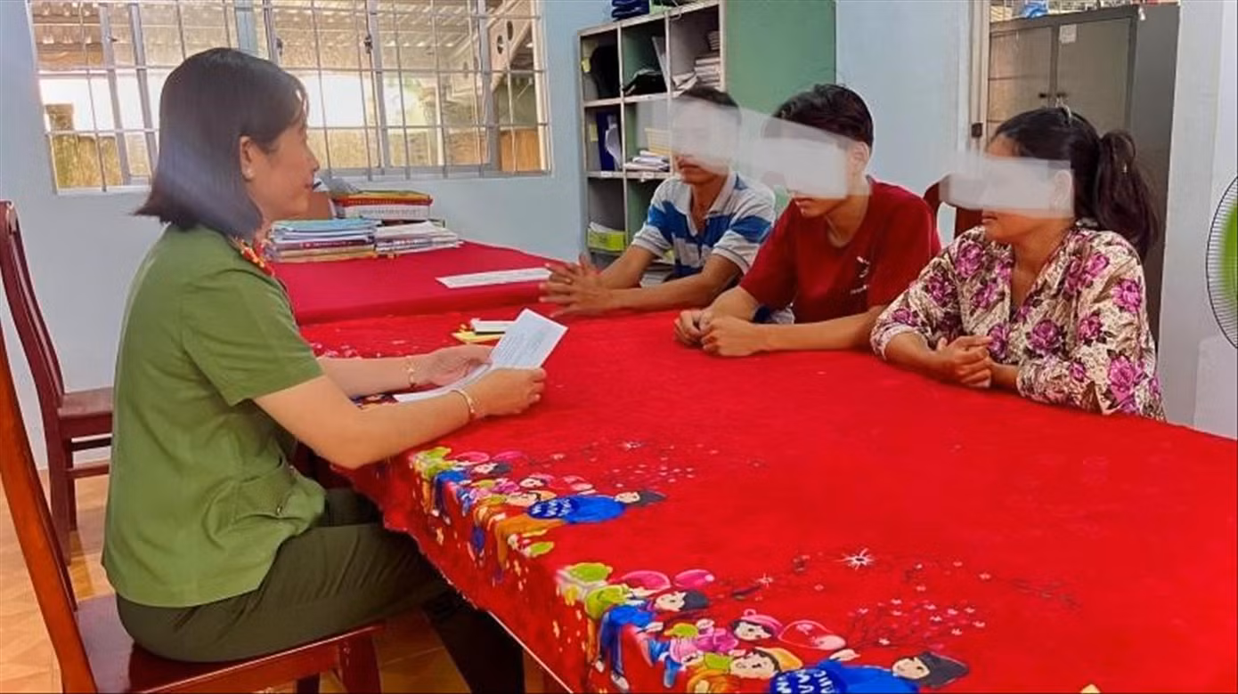 Gia đình em T.T.V đến trình báo cơ quan công an. Ảnh: Mộng Tuyền