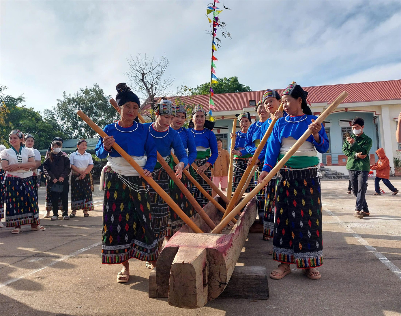 Phụ nữ dân tộc Thái tham gia khua luống Phụ nữ dân tộc Thái tham gia khua luống