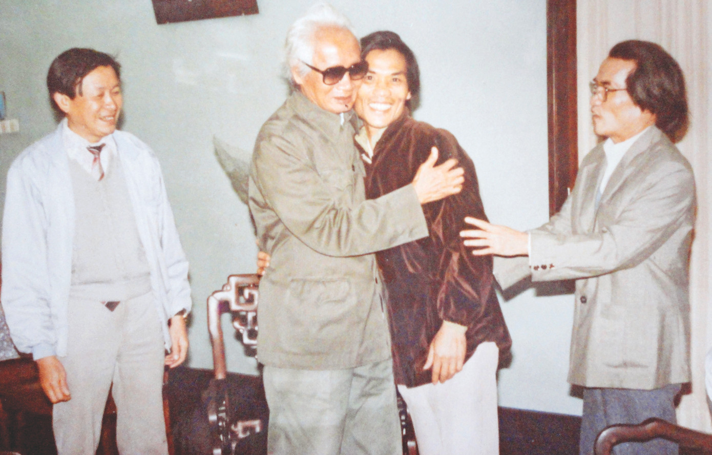 Ông Trần Tam Giáp (bìa trái) đưa nhà văn Sơn Tùng (bìa phải) và anh Bùi Sơn Định tới gặp Thủ tướng Phạm Văn Đồng sau khi tiểu thuyết “Búp Sen xanh” được tái bản. Ảnh: Gia đình cung cấp Ông Trần Tam Giáp (bìa trái) đưa nhà văn Sơn Tùng (bìa phải) và anh Bùi Sơn Định tới gặp Thủ tướng Phạm Văn Đồng sau khi tiểu thuyết “Búp Sen xanh” được tái bản. Ảnh: Gia đình cung cấp