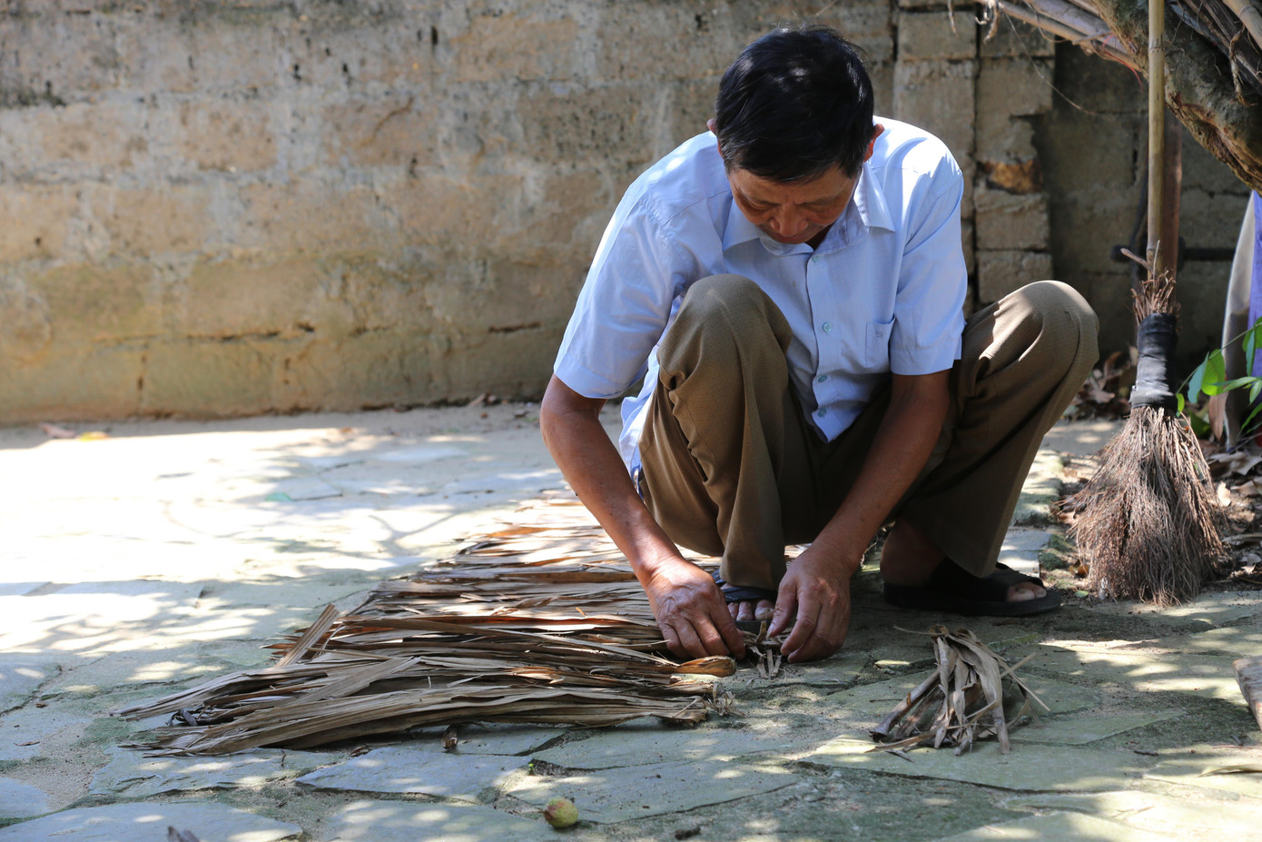 Ông Trần Đình Huệ, người được Khu di tích Kim Liên tin tưởng giao nhiệm vụ lợp mái tranh nhà Bác Ông Trần Đình Huệ, người được Khu di tích Kim Liên tin tưởng giao nhiệm vụ lợp mái tranh nhà Bác