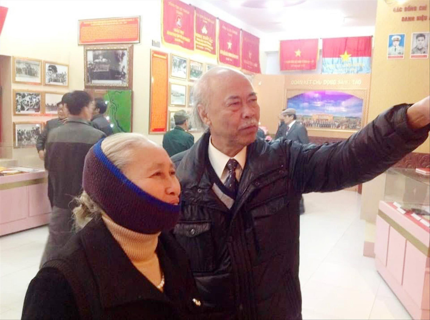 Bà Quách Thị Loan và thương binh Đỗ Tâm xem những hình ảnh tại phòng Truyền thống Lữ đoàn xe tăng 203. Bà Quách Thị Loan và thương binh Đỗ Tâm xem những hình ảnh tại phòng Truyền thống Lữ đoàn xe tăng 203.