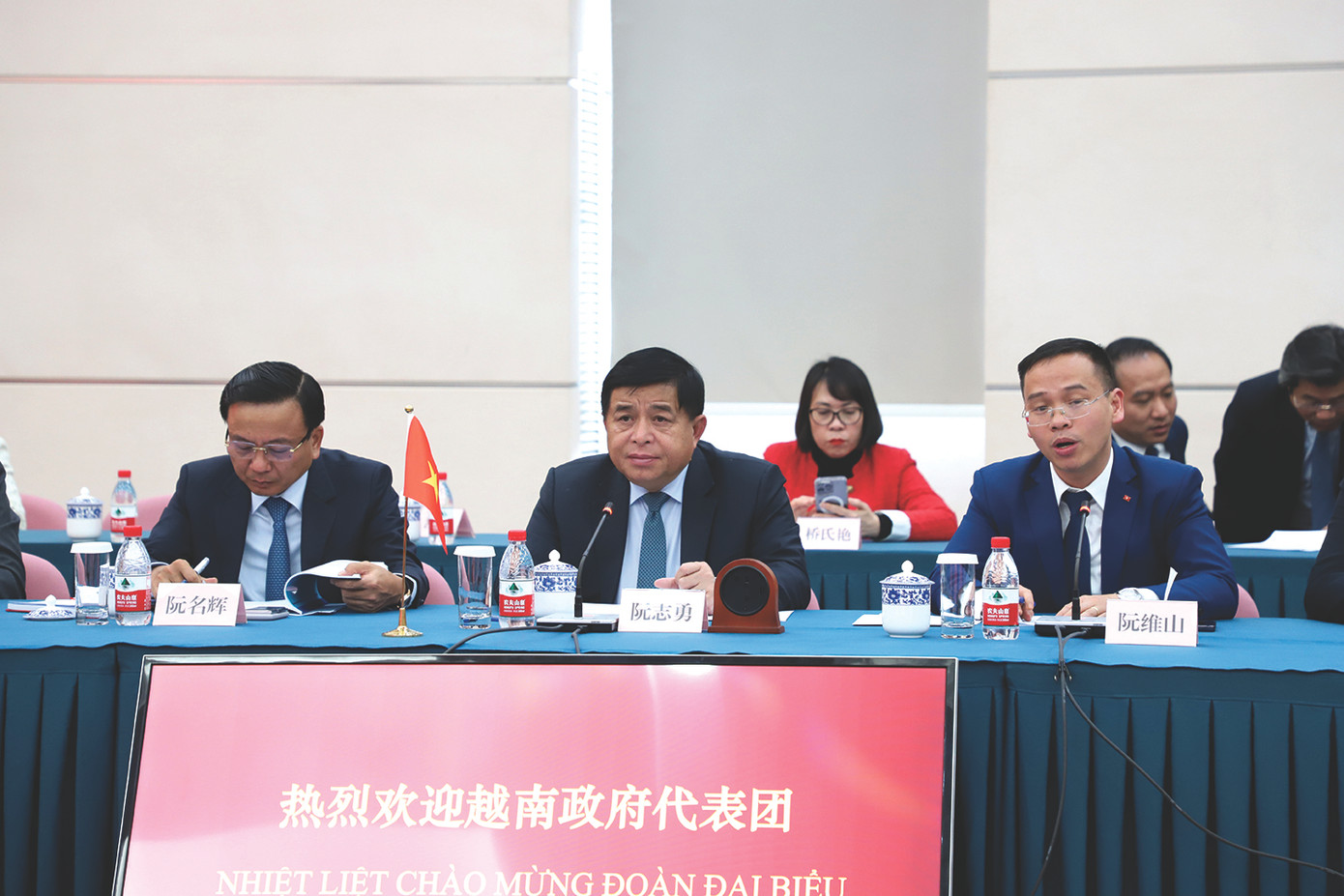 Bộ trưởng KH&ĐT Nguyễn Chí Dũng và Thứ trưởng Bộ GTVT Nguyễn Danh Huy làm việc với Cục Đường sắt Trung Quốc để học hỏi kinh nghiệm về đường sắt tốc độ cao. Ảnh: Bộ KH&ĐT Bộ trưởng KH&ĐT Nguyễn Chí Dũng và Thứ trưởng Bộ GTVT Nguyễn Danh Huy làm việc với Cục Đường sắt Trung Quốc để học hỏi kinh nghiệm về đường sắt tốc độ cao. Ảnh: Bộ KH&ĐT