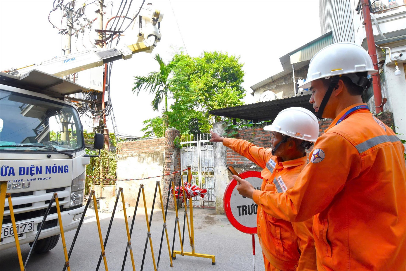 EVNHANOI đảm bảo cung cấp điện ổn định trong cao điểm nắng nóng hè 2025.