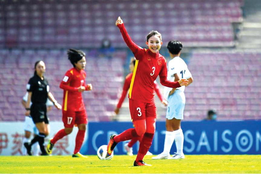 Sau pha lập công mở tỷ số 1-0 của Chương Thị Kiều trong trận cầu lịch sử