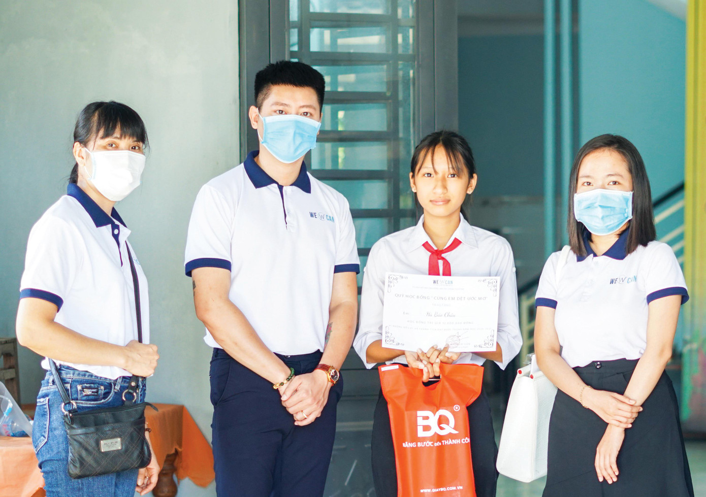 Trao học bổng Cùng em dệt ước mơ, tiếp sức cho con em các bệnh nhân ung thư trong việc học tập, định hướng nghề nghiệp Trao học bổng Cùng em dệt ước mơ, tiếp sức cho con em các bệnh nhân ung thư trong việc học tập, định hướng nghề nghiệp