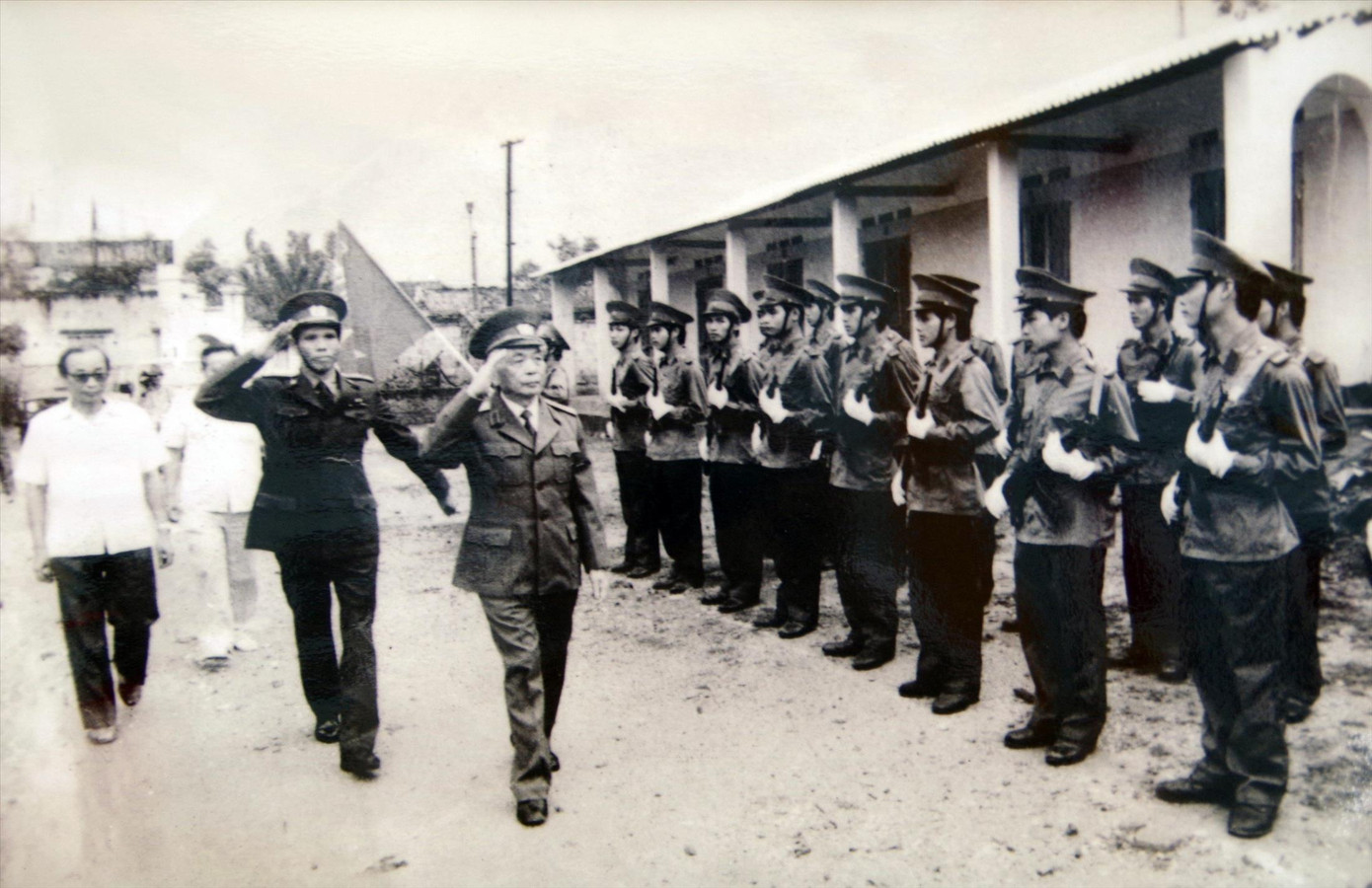 Đại tướng Võ Nguyên Giáp (giữa) thăm lực lượng Biên phòng Lạng Sơn (tháng 9 năm 1990)