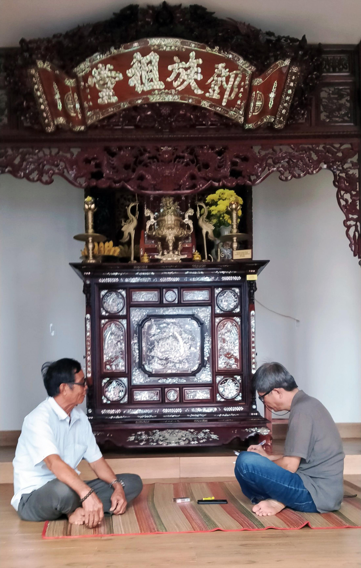 Ông Đặng Thanh Hải và tác giả nơi nhà thờ họ Đặng. Ảnh: Trần Tuấn