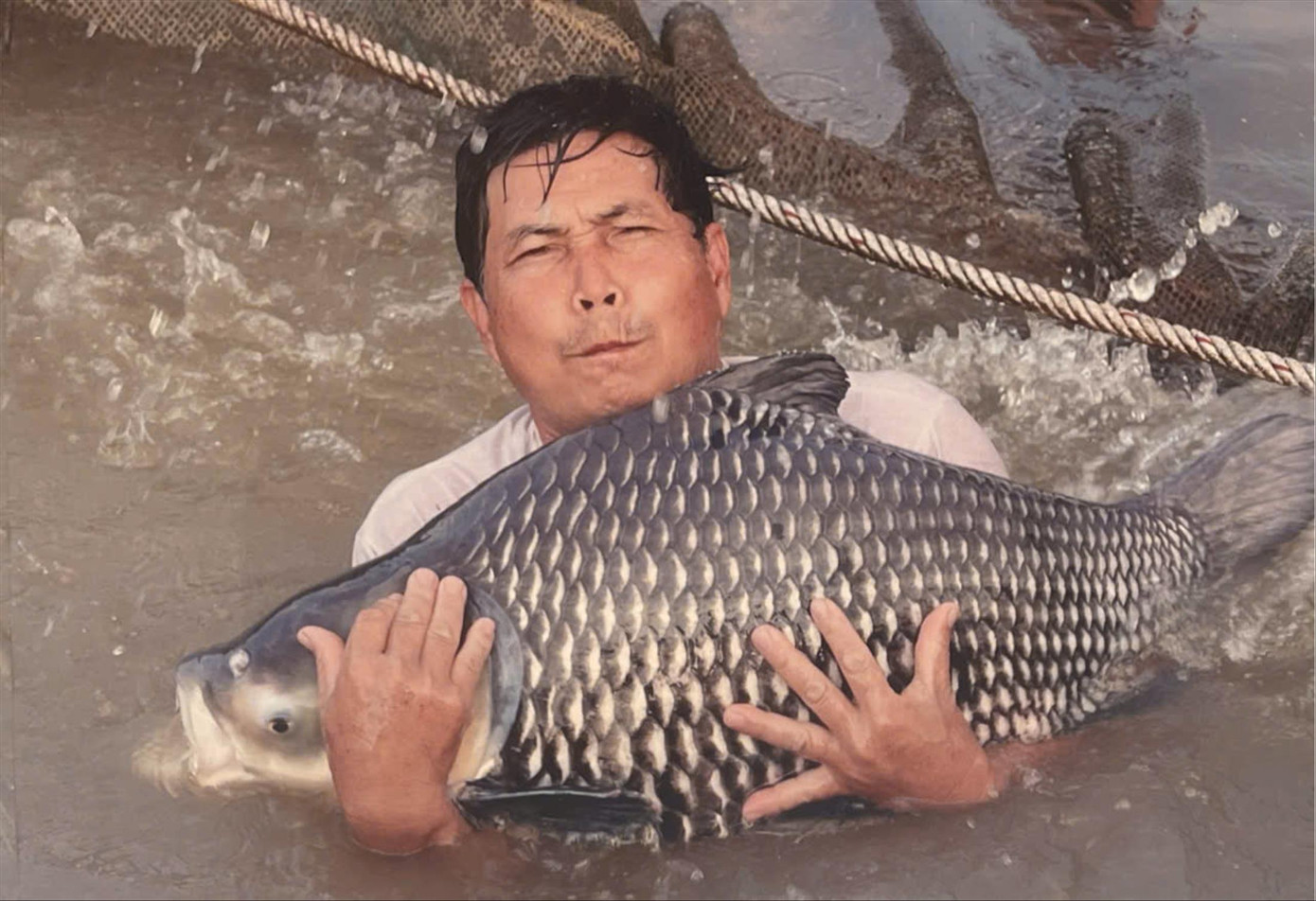 Ông Bảy Bon lặn sông bê cá hô gần 30 kg Ảnh: HÒA HỘI Ông Bảy Bon lặn sông bê cá hô gần 30 kg Ảnh: HÒA HỘI