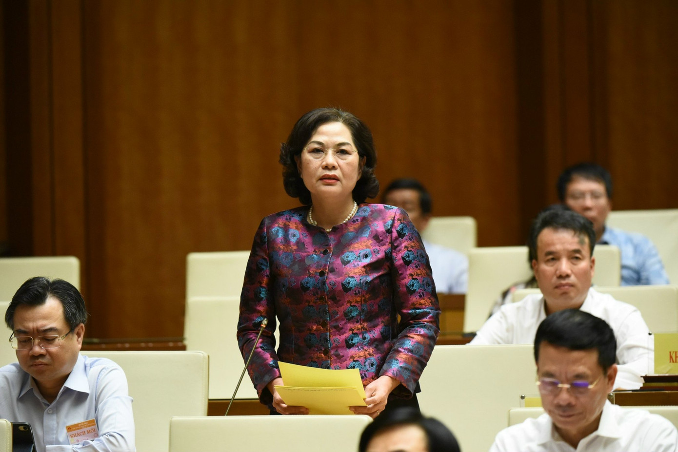 Hôm nay, dự kiến đại biểu Quốc hội sẽ thực hiện hoạt động chất vấn vào một số lĩnh vực trong đó có Tài chính - Ngân hàng. Trong ảnh là Thống đốc Ngân hàng Nguyễn Thị Hồng tại nghị trường. Ảnh: Như Ý