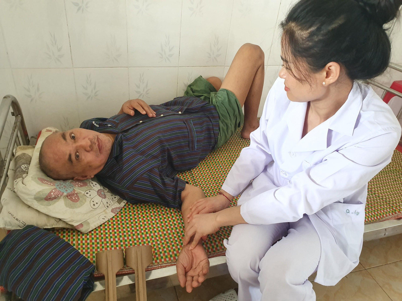 Ly đang chăm sóc cho thương binh Lò Chí Kế Ly đang chăm sóc cho thương binh Lò Chí Kế